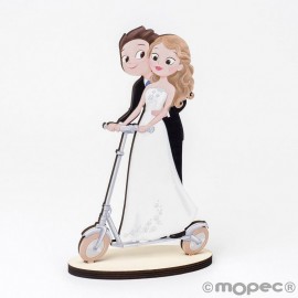 Figure En Bois De Mariés Sur Scooter Électrique 19 cm