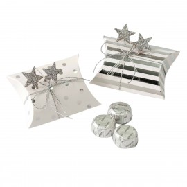 Boîte blanche à rayures argentées et à pois décorée d'une ficelle et d'une étoile pailletée 3 chocolats